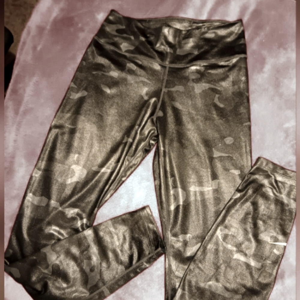 Women's Dark Smoke Grey/Silver/White Camo Nike DRI-FIT Mid Rise Leggings…